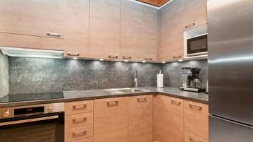 Fridge, microwave, dishwasher, cookware/dishes/utensils