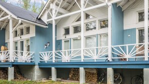 A two-story building with a balcony and a covered porch area. - Isokurunpuisto a 2 by Interhome (Pelkosenniemi)