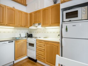 Fridge, microwave, dishwasher, cookware/dishes/utensils
