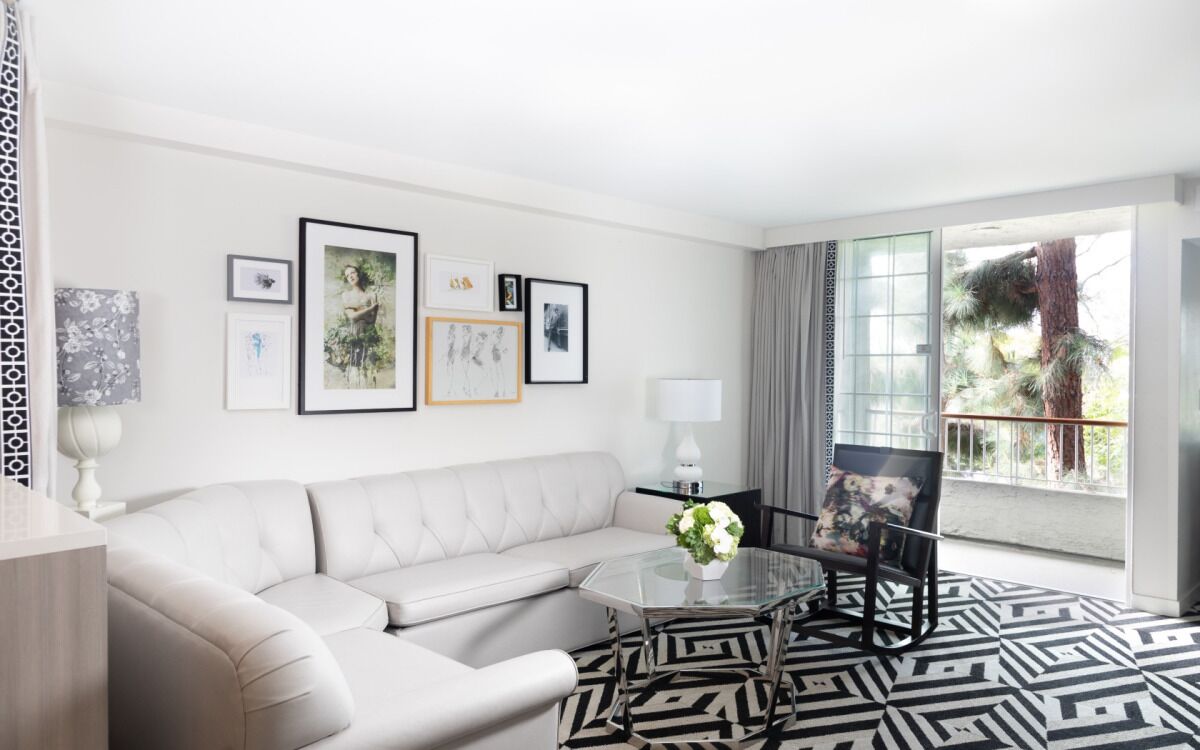 Luxurious Stay with Rooftop Swimming Pool in LA! Near Los Angeles County Museum!