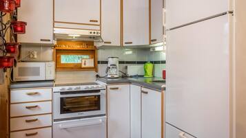 Fridge, microwave, dishwasher, cookware/dishes/utensils