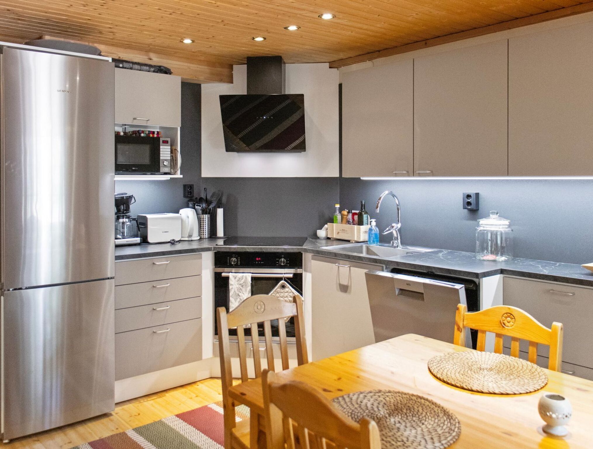 Jääkaappi, mikroaaltouuni, astianpesukone