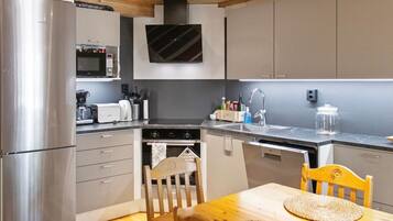 Fridge, microwave, dishwasher, cookware/dishes/utensils