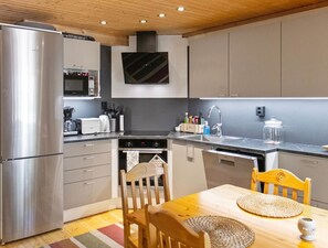 Fridge, microwave, dishwasher, cookware/dishes/utensils