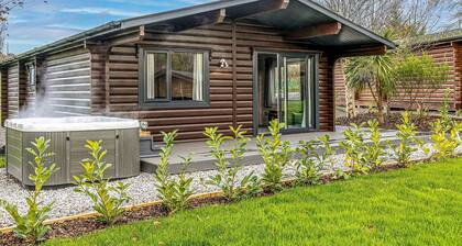 Chestnut Lodge - Hot Tub - Pet Friendly - Free Parking & WiFi - Golf Course