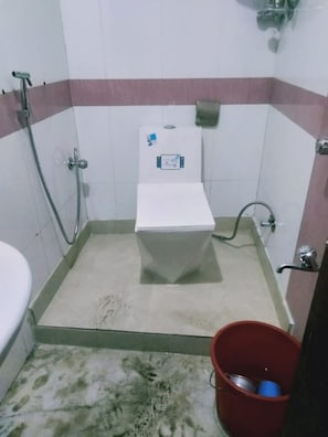 Dusche, Regendusche, kostenlose Toilettenartikel, Bademäntel