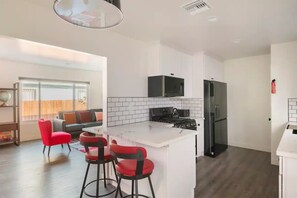 雪櫃、微波爐、焗爐、爐具