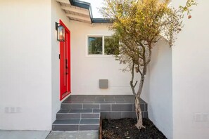 Exterior detail - New! Modern 3BR close to LAX, SoFi Stadium & L.A. beaches (Gardena)