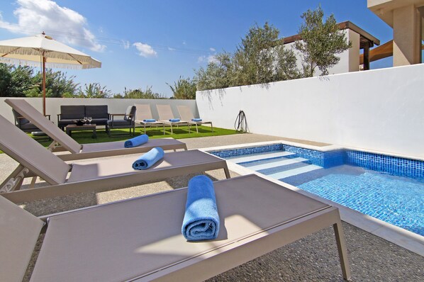 A pool area with lounge chairs and a small pool. - Queen Lydia Villa - Walking to Kalamies Beach (Protaras)