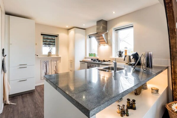 Fridge, oven, stovetop, dishwasher