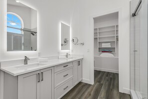 Baignoire, séchoir à cheveux, serviettes fournies, savon