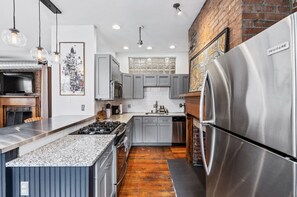 Fridge, microwave, oven, dishwasher - Loft in the heart of Over-The-Rhine (Cincinnati)