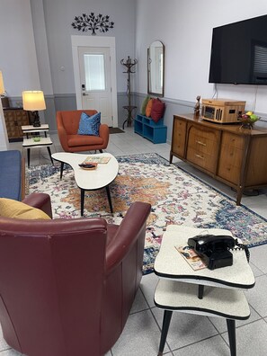 スマートテレビ、暖炉、書庫