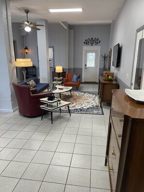 スマートテレビ、暖炉、書庫