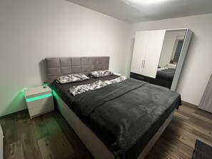 2 Schlafzimmer, Schreibtisch, Bügeleisen/Bügelbrett, kostenloses WLAN