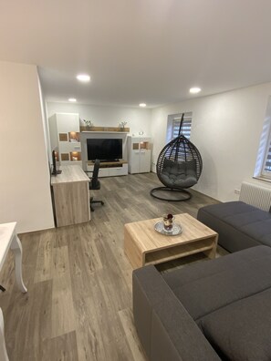 TV, video games - Completely renovated bungalow (Gründau)