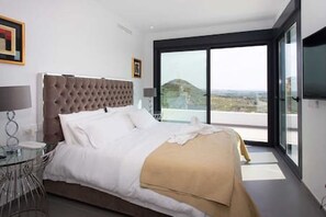 3 dormitorios, escritorio, tabla de planchar con plancha y cuna de viaje