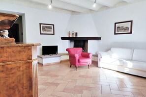 Televisión y chimenea 