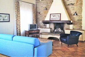 Televisión y chimenea