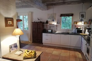 Microwave, oven, stovetop, coffee/tea maker - Holiday home in Lorgues with private pool (Lorgues)
