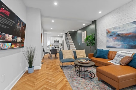 Smart TV, video games, Netflix, Hulu. Big 3BR Near *Art Museum*- Family Game Room+ Patio
