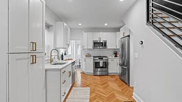 Geladeira, micro-ondas, fogão, cooktop