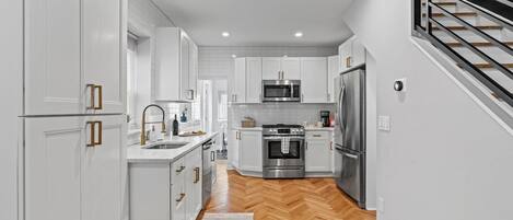 Refrigerador, microondas, horno y parrilla de estufa