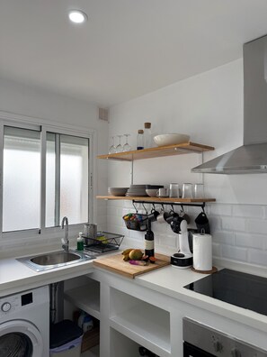 Køleskab, mikrobølgeovn, ovn, kogeplade