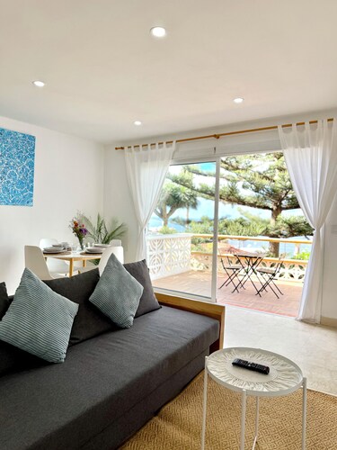 Apartment with ocean and sunset view terrace