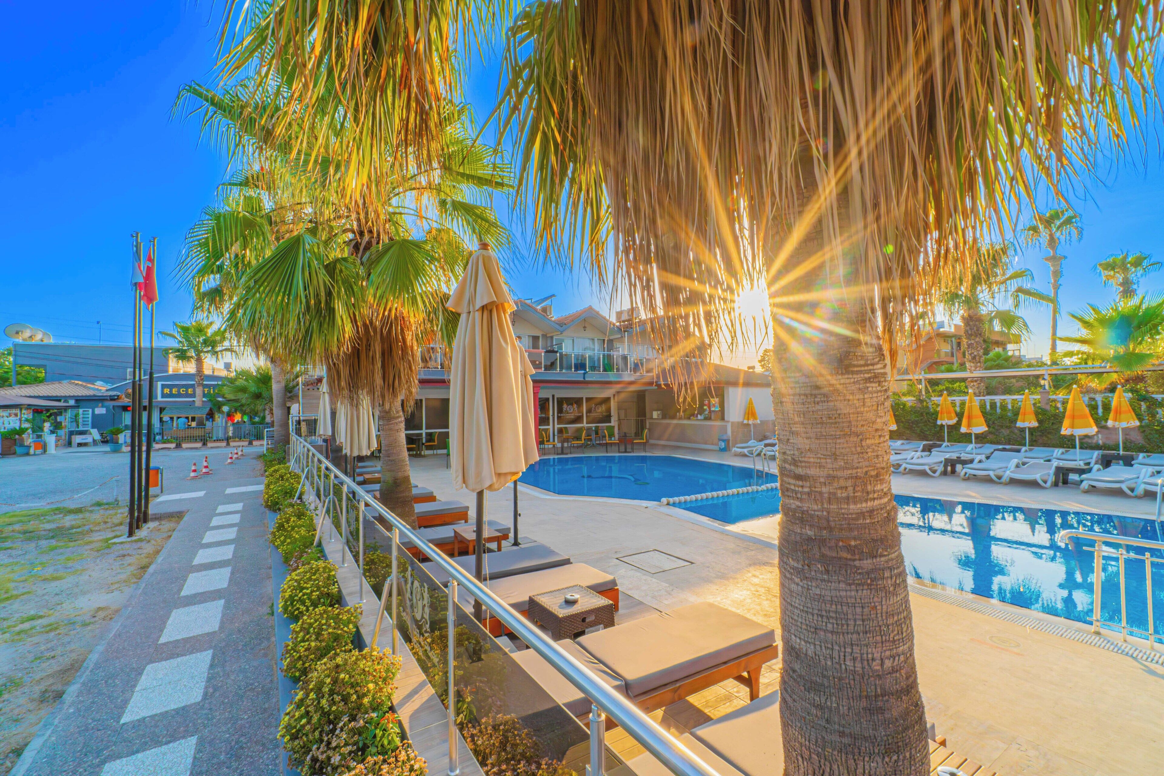Una piscina al aire libre de temporada