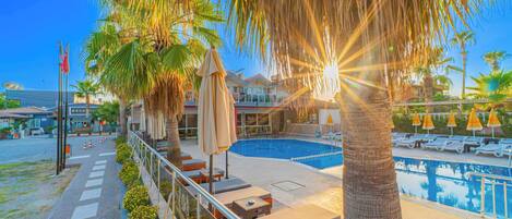 Una piscina al aire libre de temporada