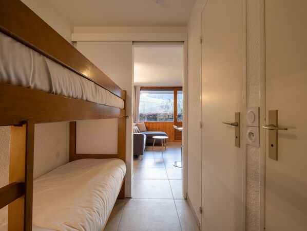 1 bedroom, bed sheets