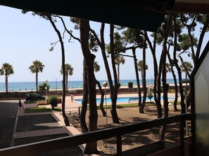 Property grounds - Seafront Apartment with Parking in Torredembarra (Torredembarra)