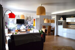 TV, books - LE68320 GITE ANTOINETTE COLMAR A10MN HEATED SWIMMING POOL FROM MAY TO SEPT.ADULTS ONLY (Wickerschwihr , Haut-Rhin)