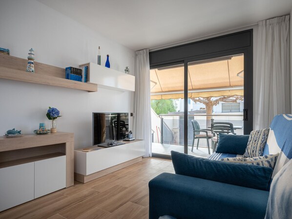 TV - Ground Floor Apartment with WiFi, AC, Terrace, Pool, and Parking near Beach (Torredembarra)