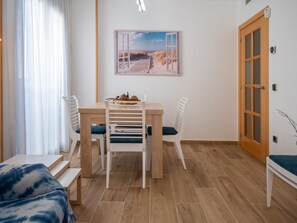 Dining - Ground Floor Apartment with WiFi, AC, Terrace, Pool, and Parking near Beach (Torredembarra)