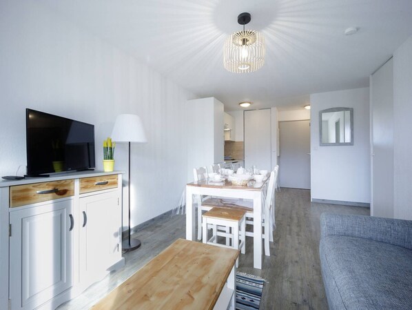 TV - Modern 6-Person Apartment, Ski-In/Ski-Out, Free Parking, Ski Rental Discounts (Peyragudes)