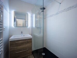 Bathroom - Modern 6-Person Apartment, Ski-In/Ski-Out, Free Parking, Ski Rental Discounts (Peyragudes)