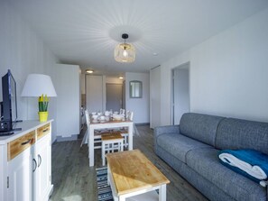 TV - Modern 6-Person Apartment, Ski-In/Ski-Out, Free Parking, Ski Rental Discounts (Peyragudes)
