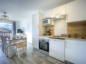 Kylskåp, mikrovågsugn, ugn och diskmaskin