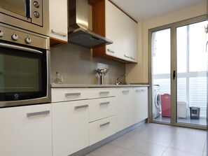 Microwave, oven, dishwasher, coffee/tea maker