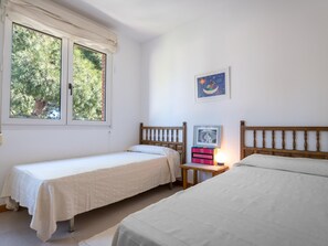 3 bedrooms, free WiFi, bed sheets - Beachfront Apartment with Terrace and Private Parking (Torredembarra)