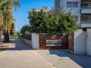 Property grounds - Beachside Apartment with Pool, Kids' Area & Wi-Fi in Torredembarra (Torredembarra)