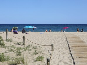 Beach - Beachside Apartment with Pool, Kids' Area & Wi-Fi in Torredembarra (Torredembarra)