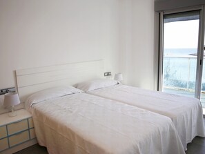 3 bedrooms, bed sheets - Beachfront Apartment with Pool, Terrace, and A/C (Torredembarra)