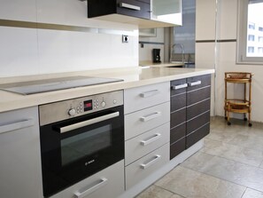 Microwave, oven, dishwasher, coffee/tea maker