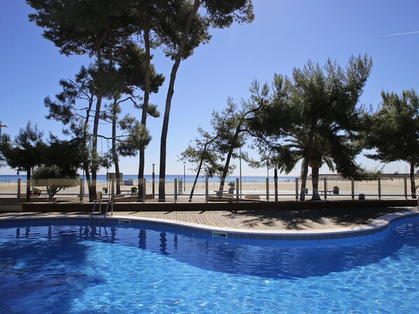 Pool - Beachfront Apartment with Pool, Terrace, and A/C (Torredembarra)
