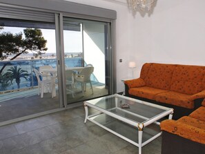 TV - Beachfront Apartment with Pool, Terrace, and A/C (Torredembarra)