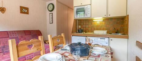 Fridge, oven, coffee/tea maker, electric kettle