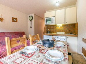 Refrigerador, horno, cafetera y tetera y tetera eléctrica 